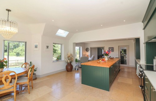 Great Witcombe Cabaña | LEAFIELD COTTAGE, pet friendly, with a garden in Brockworth