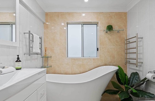 Wyoming Casa | Leafy Family Oasis - Wyoming, NSW