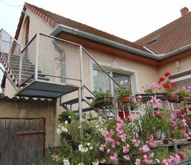 Sarvar Apartamento | Leander Apartman