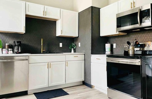 Evansville Apartamento | Leaning House of Haynie