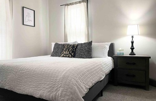 Evansville Apartamento | Leaning House of Haynie