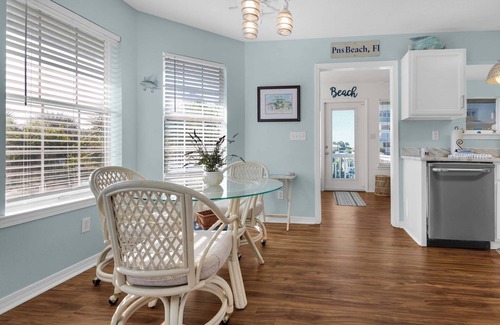 Lafitte Cove Casa | Leaning Palms🌴3BR Canal-Front Home | 350 Yards to Beach | Private Boat Slip