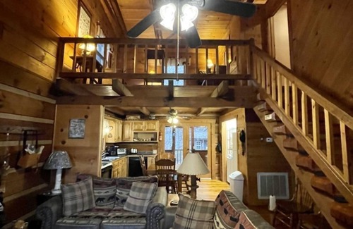 Tellico Plains Cabina | Leave the stress behind!- private hot tub, pet and motorcycle friendly, let peace and nature surround you! 2 Bedroom Home by RedAwning