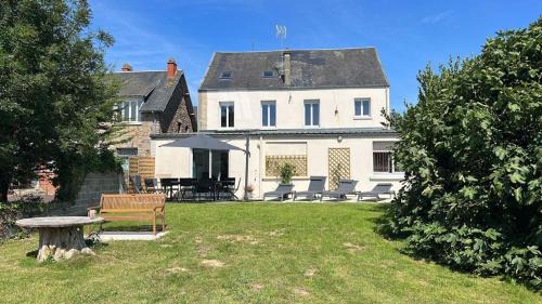 Portbail Casa | leBel endroit 145m2 , terrain et terrasse de 350m2 au coeur des commerces ,à proximité de la mer et tous services inclus