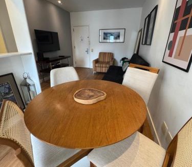 Leblon Apartamento | Leblon - Vista Mar no Top Flat Leblon com Piscina, Academia, Garagem e Arrumação Diária - True Rio