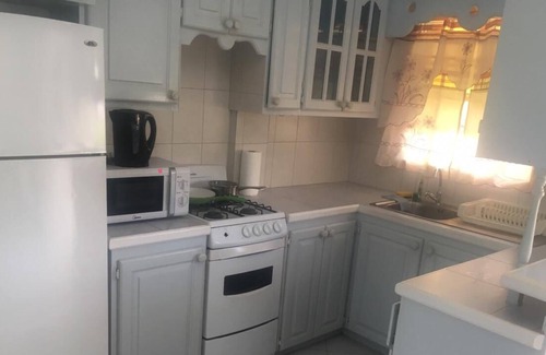 Calvigny Apartamento | Apartamentos de un dormitorio de Ledlow con aire acondicionado, cama, agua fría y caliente con lavadora