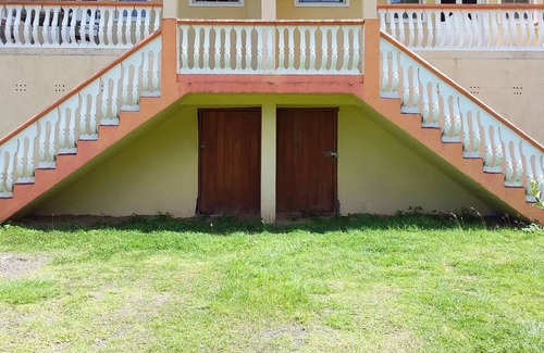 Calvigny Apartamento | Apartamentos de un dormitorio de Ledlow con aire acondicionado, cama, agua fría y caliente con lavadora