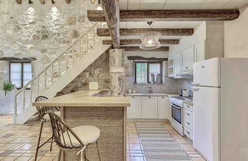 Porto Koukla Villa | Villa de piedra de tres dormitorios con piscina privada a 300 metros de la playa
