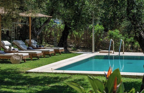 Porto Koukla Villa | Villa de piedra de tres dormitorios con piscina privada a 300 metros de la playa