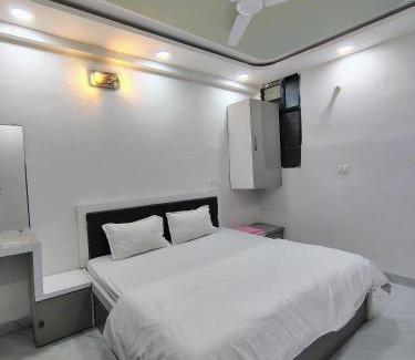 Indore Apartamento | Leela Home stay Indore - Marigold - One BHK with large balcony