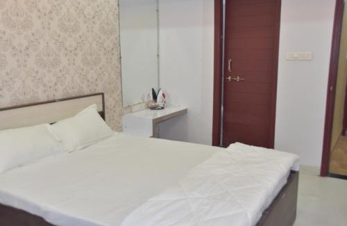 Indore Apartamento | Leela Homestay Indore - Orchid - One Bedroom with Hall and balcony