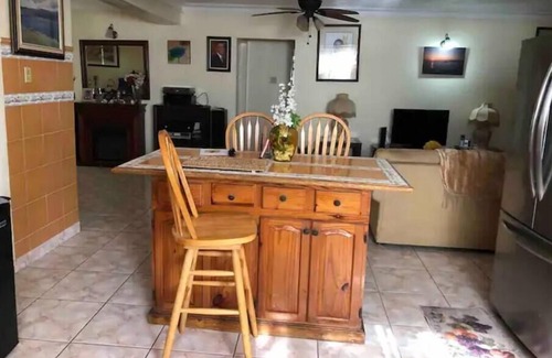 West Gate Hills Casa | Leela’s manor 9br homeowners