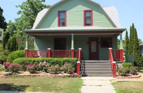 Frankfort Casa | Leelanau Cottage - Gorgeous & Great Location!