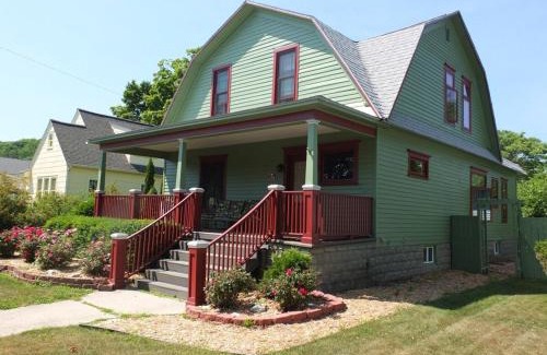 Frankfort Casa | Leelanau Cottage - Gorgeous & Great Location!