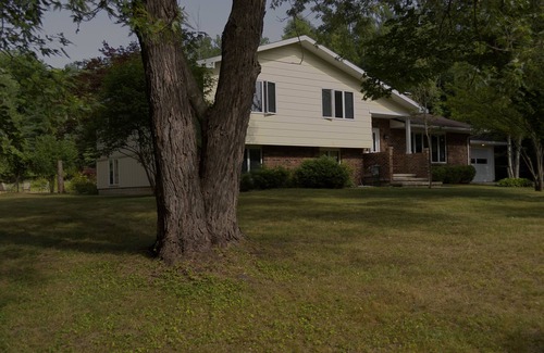 Traverse City Casa | Inicio de Leelanau County! 20 acres + (algunos con vista al lago) Patio vallado - mascotas!