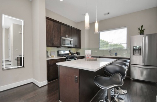 East Downtown Houston Casa | Leeland Luxe! ♨️Hot Tub♨️ EaDo Houston