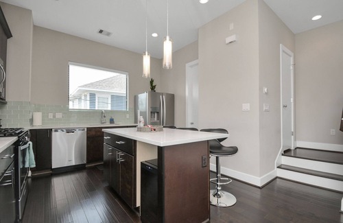 East Downtown Houston Casa | Leeland Luxe! ♨️Hot Tub♨️ EaDo Houston