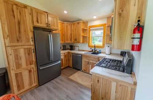 Eau Claire Casa | Legacy Farm Retreat! Waterfront Cottage 2
