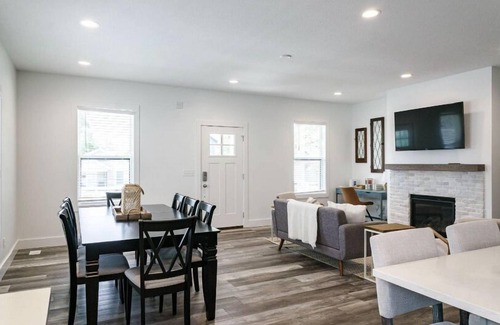 Northeast South Bend Casa | Legacy II- Walk to Notre Dame. New 6 bedroom 5.5 bathrooms, sleeps up to 14