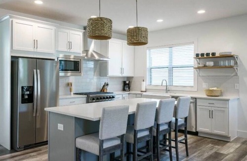 Northeast South Bend Casa | Legacy II- Walk to Notre Dame. New 6 bedroom 5.5 bathrooms, sleeps up to 14