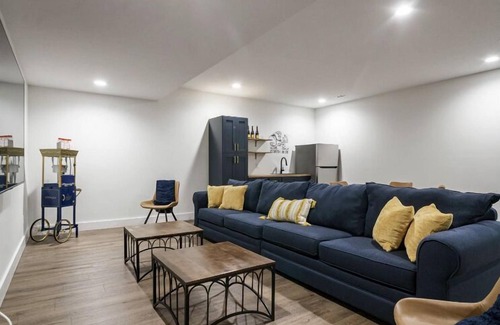 Northeast South Bend Casa | Legacy II- Walk to Notre Dame. New 6 bedroom 5.5 bathrooms, sleeps up to 14