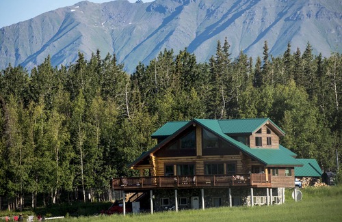 Lazy Mountain Cabina | Legacy Mountain Lodge se encuentra en un campo privado de 40 acres con vistas a las montañas.