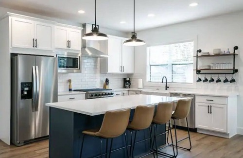 Northeast South Bend Casa | Legacy-Walk to Notre Dame. New 6 bedroom 5.5 bathrooms, sleeps up to14.