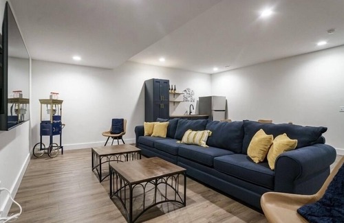 Northeast South Bend Casa | Legacy-Walk to Notre Dame. New 6 bedroom 5.5 bathrooms, sleeps up to14.