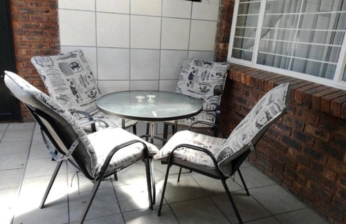 Arcadia Cabaña | Legaeng Cottage - peaceful private family size unit with swimming pool and WIFI