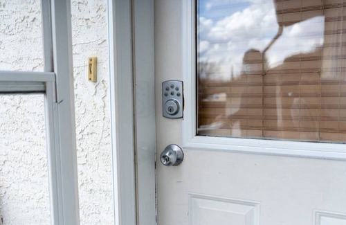 Red Deer Casa | Legal 1 bedroom suite in quiet / mature area,close shopping plaza and traffic.