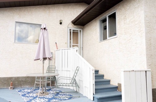 Red Deer Casa | Legal 1 bedroom suite in quiet / mature area,close shopping plaza and traffic.
