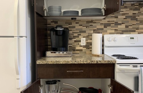 Southeast Edmonton Apartamento | Legal Basement Suite w/ Private Entrance & Laundry