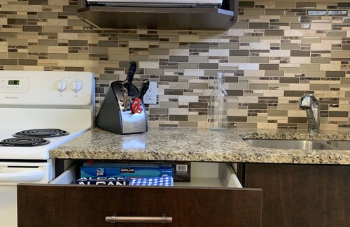 Southeast Edmonton Apartamento | Legal Basement Suite w/ Private Entrance & Laundry