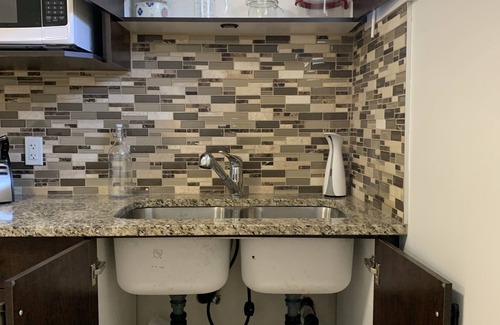 Southeast Edmonton Apartamento | Legal Basement Suite w/ Private Entrance & Laundry