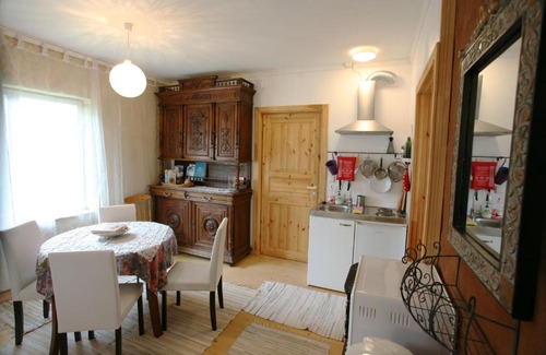 Haapsalu Apartamento | Legendide Maja Valge Daami apartment Väikse viigi ääres