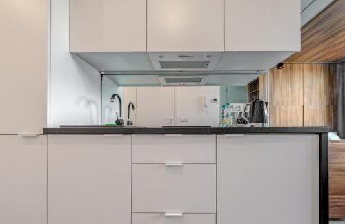 Fabryczna Apartamento | Legnicka Homely Studio by BookingHost