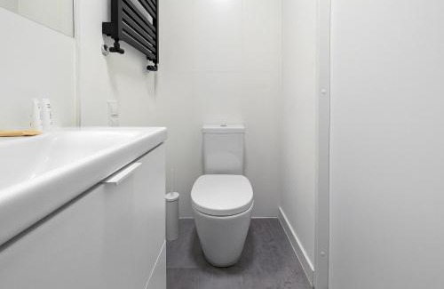 Fabryczna Apartamento | Legnicka Homely Studio by BookingHost