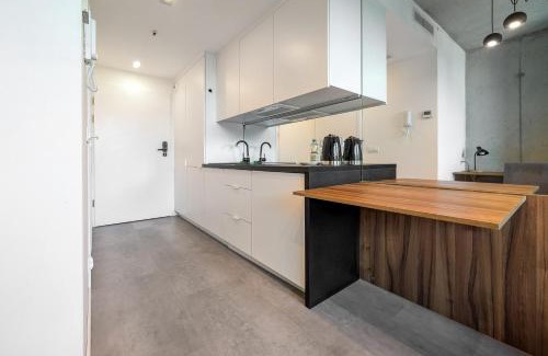 Fabryczna Apartamento | Legnicka Homely Studio by BookingHost