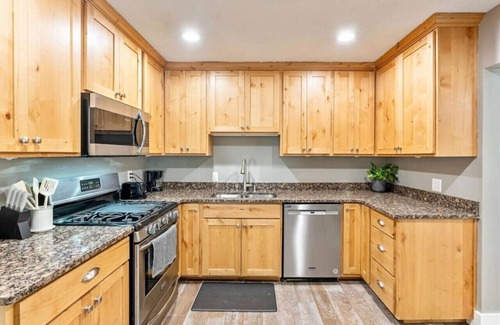 Lehi Casa | Lehi Luxe Escape | BBQ | Hot Tub | 3 King Beds