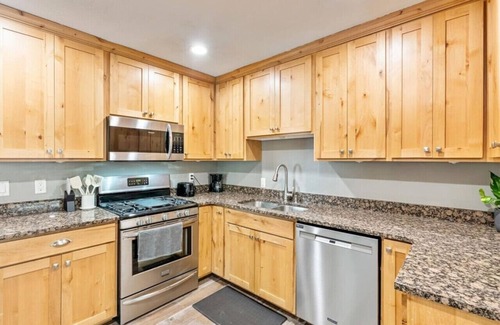 Lehi Casa | Lehi Luxe Escape | BBQ | Hot Tub | 3 King Beds