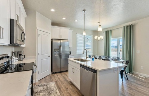 Saratoga Springs Casa | Lehi MTR- Garage attached, 30+ days, Pet Friendly, Everything Nearby!