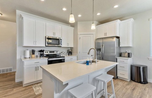 Saratoga Springs Casa | Lehi MTR- Garage attached, 30+ days, Pet Friendly, Everything Nearby!