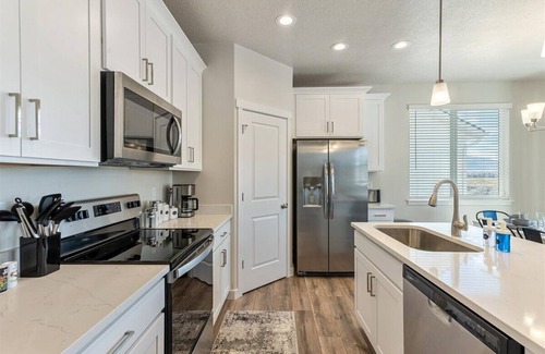 Saratoga Springs Casa | Lehi MTR- Garage attached, 30+ days, Pet Friendly, Everything Nearby!
