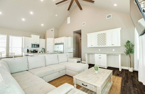 Freeport Casa | Lei Flower - Private Beach Access - Pet Friendly