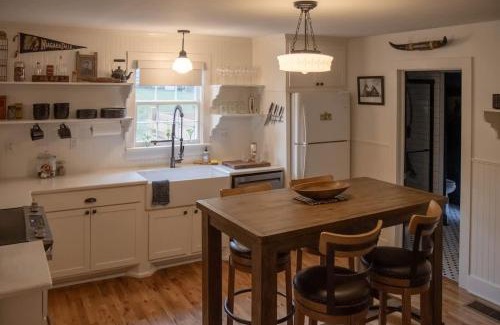 Leipers Fork Casa | Leipers Fork Village Bungalow with Hot Tub & Firepit