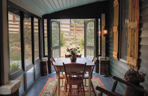 Leipers Fork Casa | Leipers Fork Village Bungalow with Hot Tub & Firepit