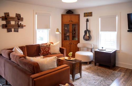 Leipers Fork Casa | Leipers Fork Village Bungalow with Hot Tub & Firepit