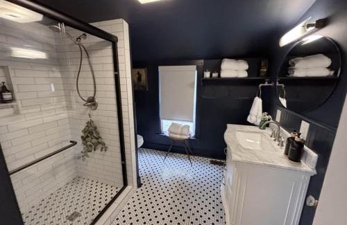 Leipers Fork Casa | Leipers Fork Village Bungalow with Hot Tub & Firepit