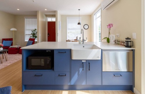 Sydenham Casa | Leitch Cottage with carpark