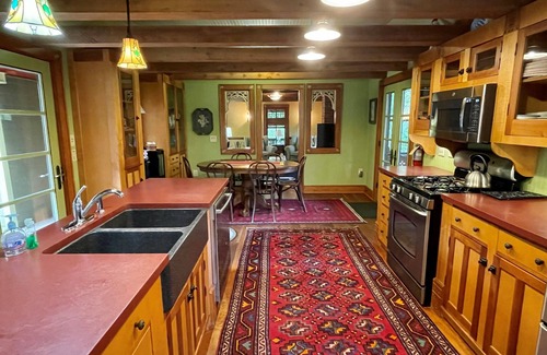 Ocracoke Casa | Relajarse en la gran porche cubierto, mientras que rodearse de encanto histórico.